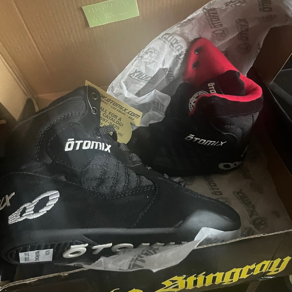 Otomix Stingray Womens 7.5 or Mens 6